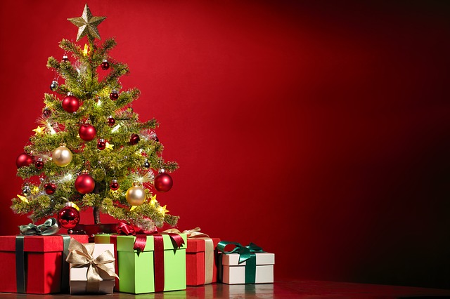 vánoční stromek a dárky